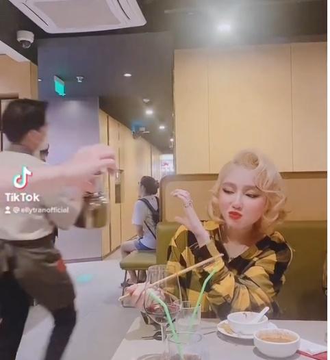 Không nhận ra Elly Trần mặt đơ, tóc vàng khè-6