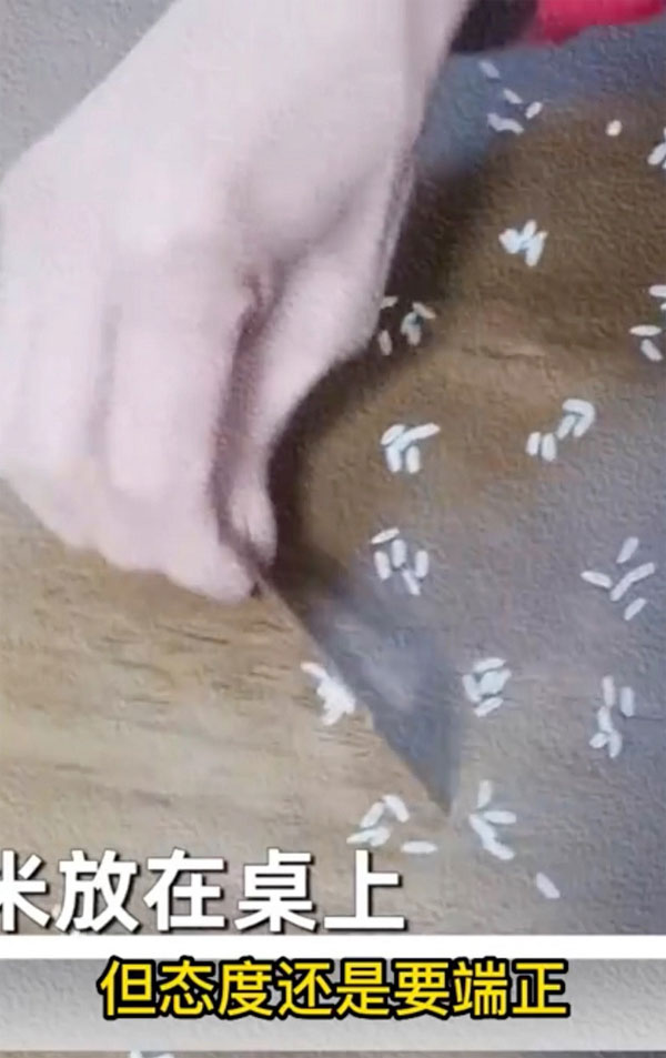 Cô giáo yêu cầu học sinh đếm 10.000 hạt gạo, dân mạng chỉ trích cách làm của phụ huynh-1