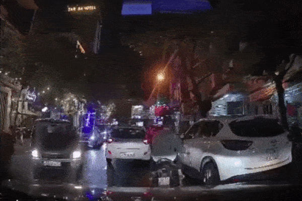 Nam thiếu niên bất ngờ dùng điếu cày đập gãy gương ô tô đỗ bên đường