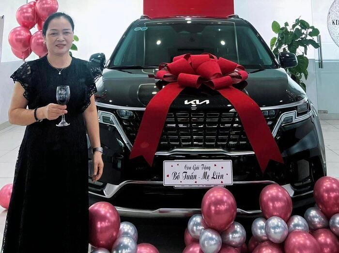 Vừa tặng biệt thự, Hòa Minzy tiếp tục báo hiếu bố mẹ xế hộp tiền tỷ, đúng con nhà người ta-3