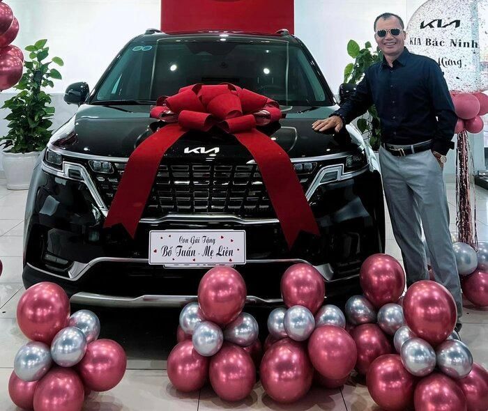 Vừa tặng biệt thự, Hòa Minzy tiếp tục báo hiếu bố mẹ xế hộp tiền tỷ, đúng con nhà người ta-2