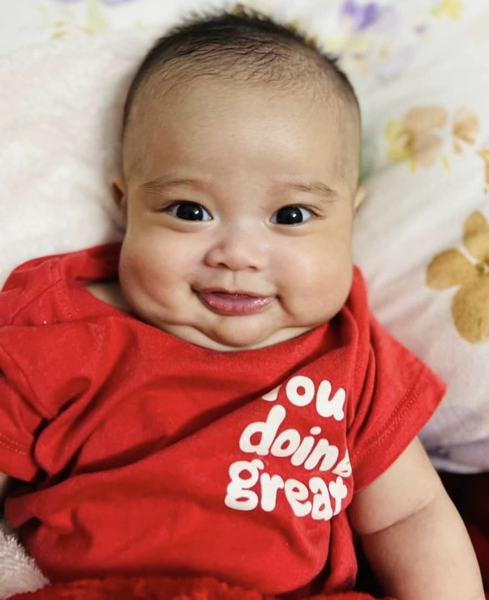 Lê Dương Bảo Lâm lần đầu công khai diện mạo con trai 2 tháng tuổi, dân tình chú ý vào một điểm trên gương mặt bé-1