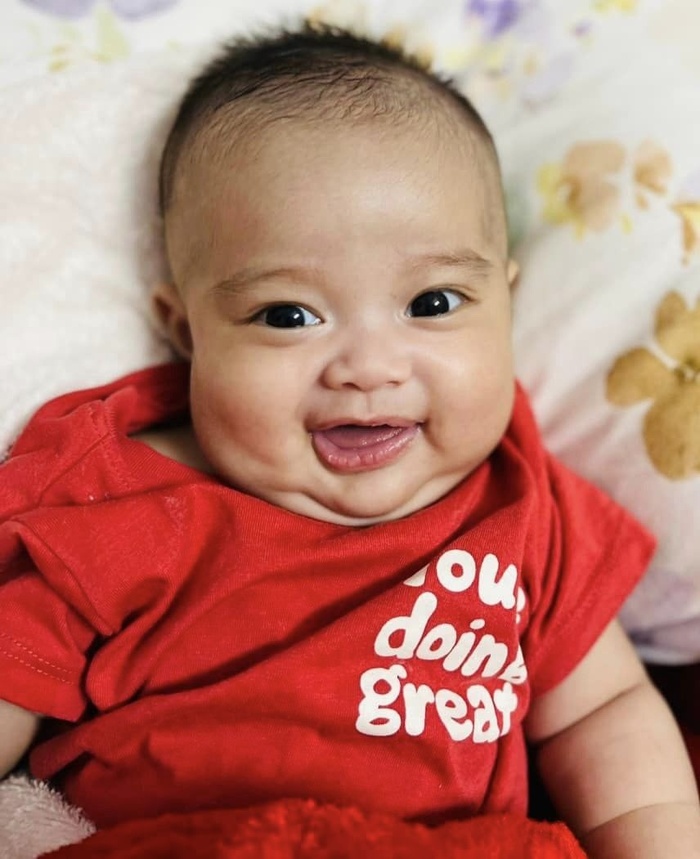 Lê Dương Bảo Lâm lần đầu công khai diện mạo con trai 2 tháng tuổi, dân tình chú ý vào một điểm trên gương mặt bé-2