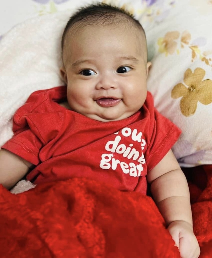 Lê Dương Bảo Lâm lần đầu công khai diện mạo con trai 2 tháng tuổi, dân tình chú ý vào một điểm trên gương mặt bé-3