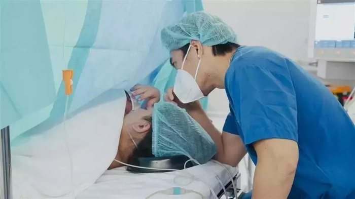 Lê Dương Bảo Lâm lần đầu công khai diện mạo con trai 2 tháng tuổi, dân tình chú ý vào một điểm trên gương mặt bé-4