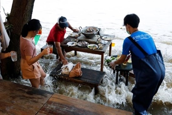 Người Thái ăn trong nhà hàng ngập nước