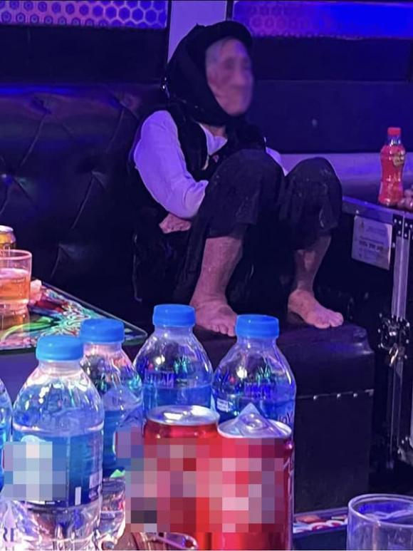 Khoảnh khắc cụ bà 97 tuổi đi hát karaoke với con cháu gây bão mạng-2