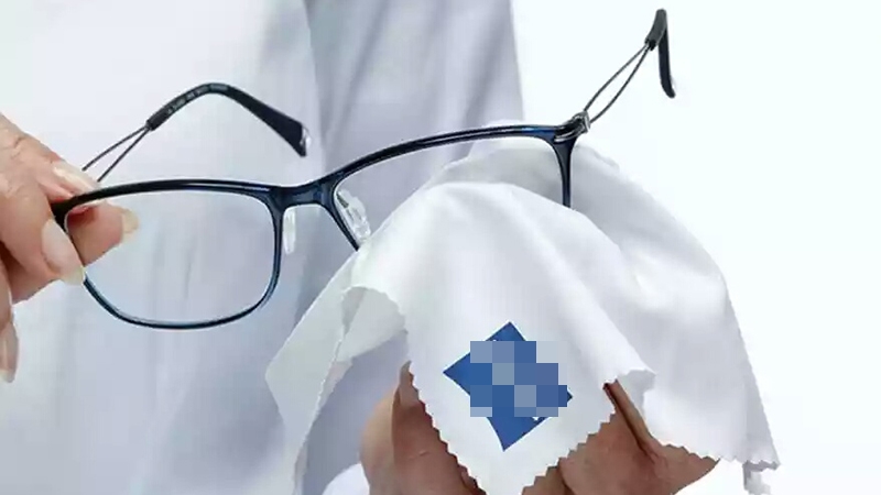 Mắt kính bị mờ tịt, chẳng nhìn thấy gì, dùng ngay thứ nhà nào cũng có là lại sạch ngay-2