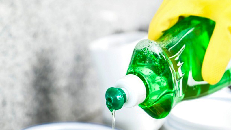 Mắt kính bị mờ tịt, chẳng nhìn thấy gì, dùng ngay thứ nhà nào cũng có là lại sạch ngay-5