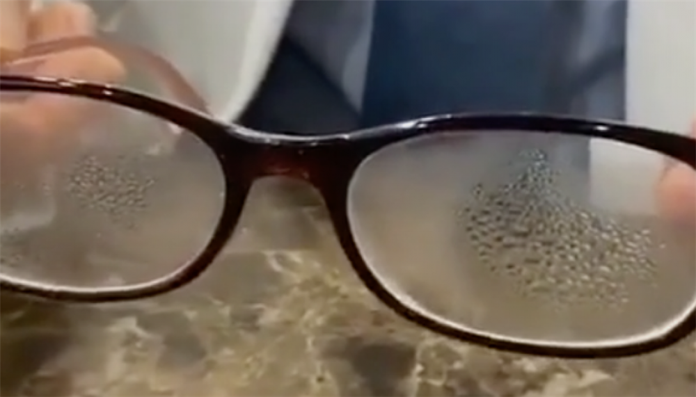 Mắt kính bị mờ tịt, chẳng nhìn thấy gì, dùng ngay thứ nhà nào cũng có là lại sạch ngay-1