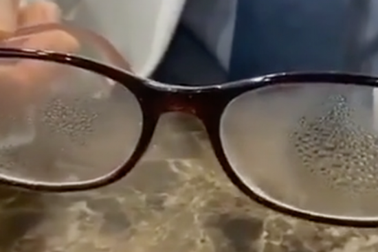Mắt kính bị mờ tịt, chẳng nhìn thấy gì, dùng ngay thứ nhà nào cũng có là lại sạch ngay