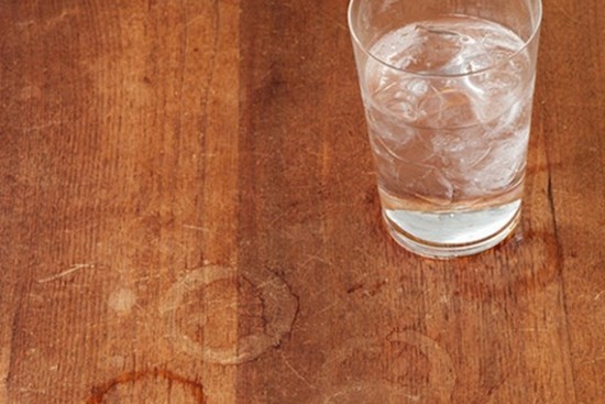Vết nước trên đồ gỗ tạo thành các vệt ố trắng, chỉ cần dùng giấm trộn với thứ này bôi lên là đẹp trở lại ngay