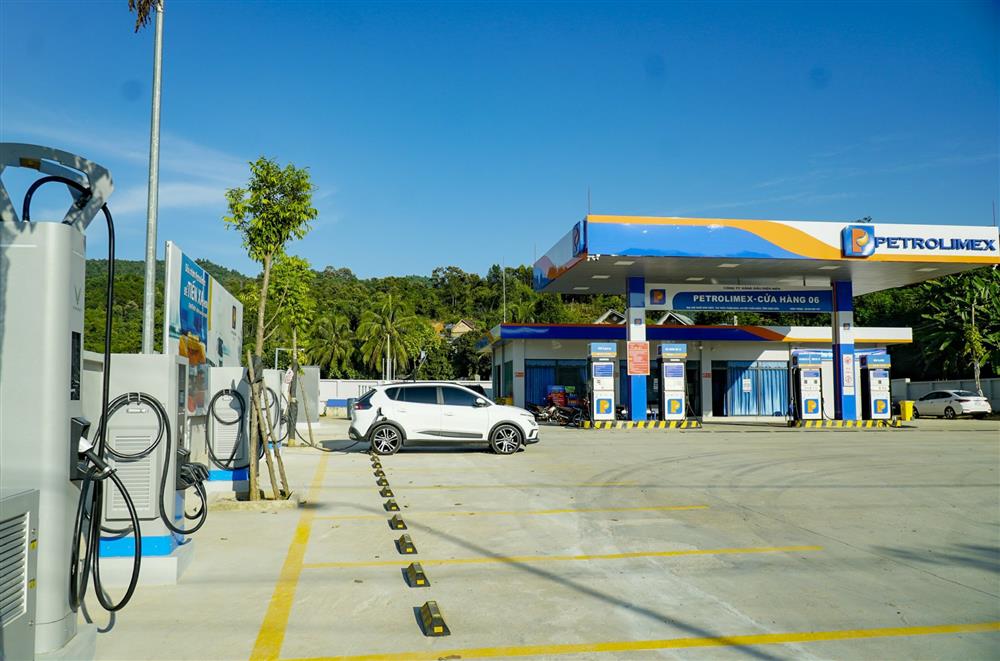VinFast khai trương trạm sạc xe điện tại cây xăng Petrolimex toàn quốc-6