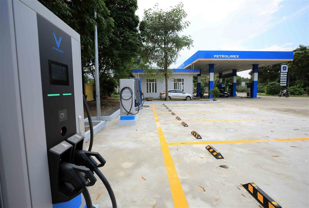 VinFast khai trương trạm sạc xe điện tại cây xăng Petrolimex toàn quốc-7