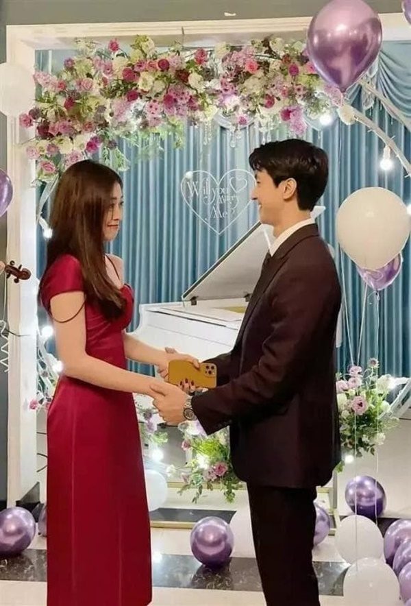 Cận cảnh thiệp cưới của Bình An - Phương Nga: Cô dâu chú rể cực ngầu, còn trang trí thêm hoa tươi xinh xắn-4