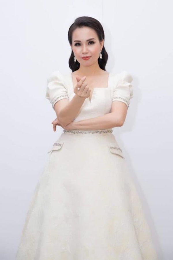 Cuộc sống hiện tại của Cẩm Ly sau khi bị bệnh suýt bỏ hát: An yên bên chồng con, vẫn trẻ trung và xinh đẹp-1