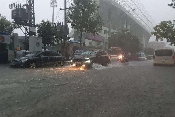 Mưa như trút, dân Đà Nẵng chạy lũ trong đêm-11