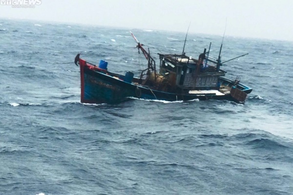 Hai tàu cá cùng 8 ngư dân Khánh Hòa bị chìm trên biển-1