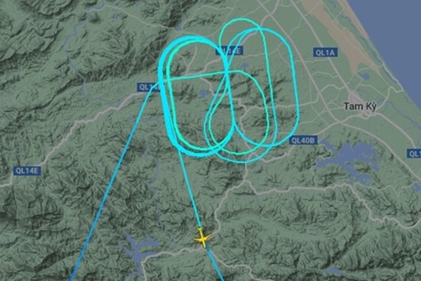 Sau 10 vòng trên bầu trời Đà Nẵng, máy bay quay về Tân Sơn Nhất-1