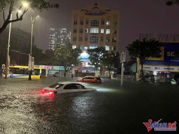 Mưa như trút, dân Đà Nẵng chạy lũ trong đêm-2