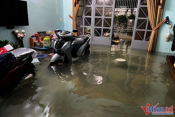 Mưa như trút, dân Đà Nẵng chạy lũ trong đêm-4