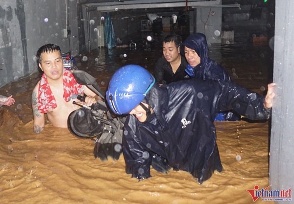 Mưa như trút, dân Đà Nẵng chạy lũ trong đêm-8