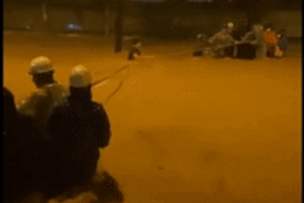 Nước lũ chảy xiết giữa TP Đà Nẵng, cuốn trôi cả người và xe-1