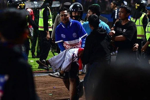 Công bố video của cảnh sát Indonesia vụ thảm kịch sân cỏ: Nhiều người quay lại cứu bạn và bị giẫm đạp đến chết-1