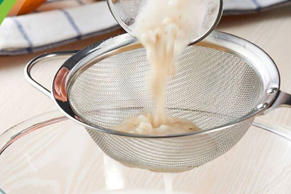 Sợi thép rây lọc cháo xuyên qua amidan bé trai 13 tháng tuổi-1