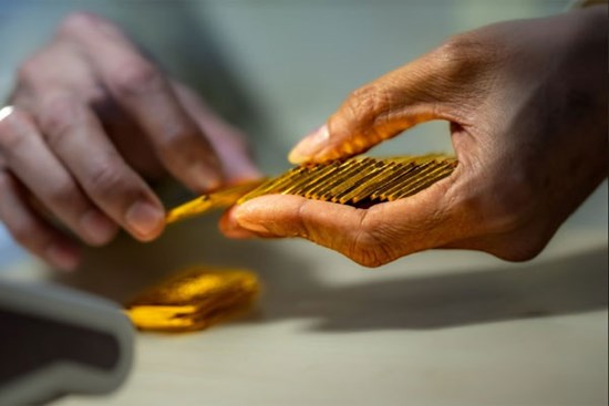 Giá vàng hôm nay 15/10: Áp lực bán tháo, giá vàng giảm sâu