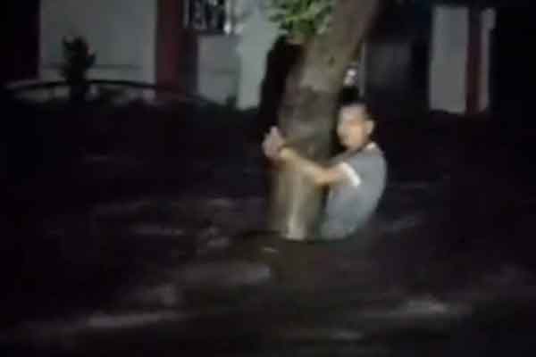 Các tỉnh miền Trung tan hoang, đồ đạc người dân bị cuốn theo mưa lũ-1