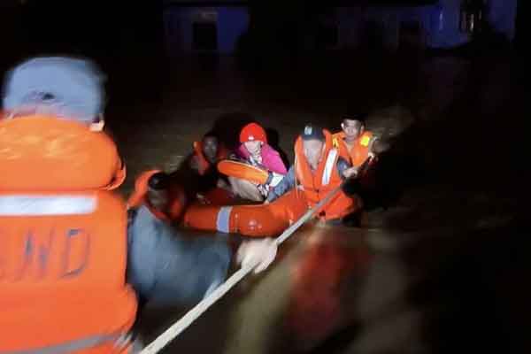 Thót tim clip em bé bị nước xiết cuốn trôi ở Đà Nẵng, CĐM cầu mong miền Trung an toàn!-9