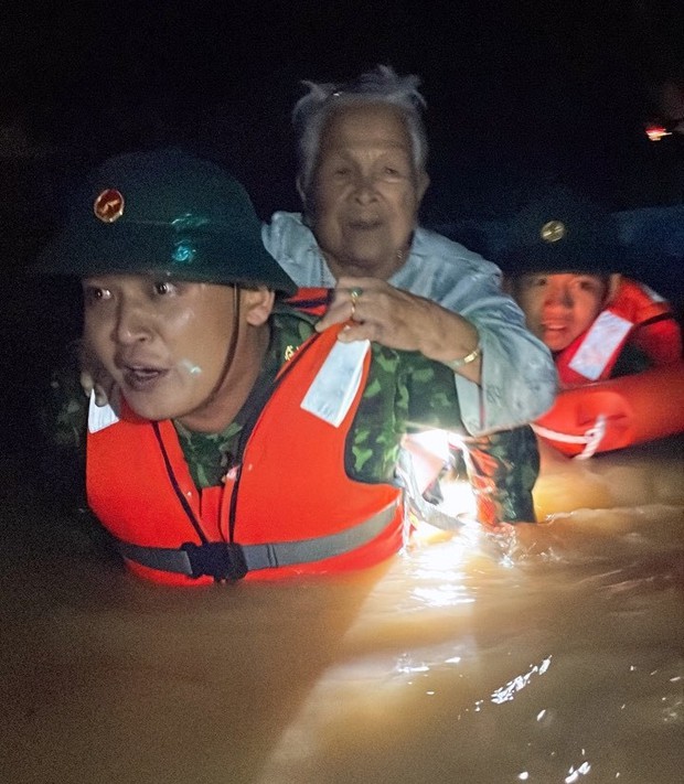 Clip, ảnh: Trắng đêm cứu người mắc kẹt trong biển nước ở Đà Nẵng-10