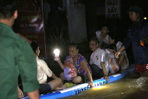 Clip, ảnh: Trắng đêm cứu người mắc kẹt trong biển nước ở Đà Nẵng-8