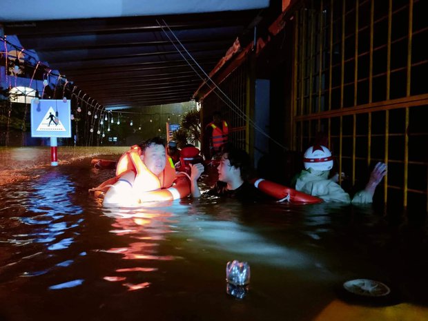 Clip, ảnh: Trắng đêm cứu người mắc kẹt trong biển nước ở Đà Nẵng-5