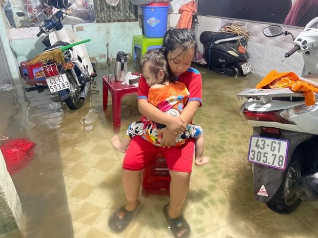 Clip, ảnh: Trắng đêm cứu người mắc kẹt trong biển nước ở Đà Nẵng-3