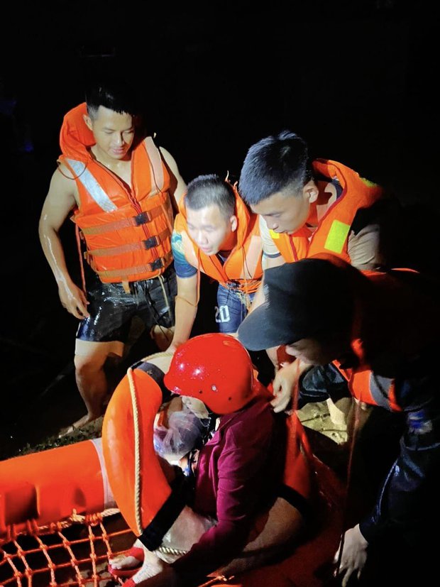 Clip, ảnh: Trắng đêm cứu người mắc kẹt trong biển nước ở Đà Nẵng-18