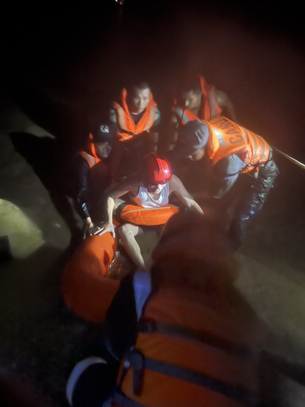 Clip, ảnh: Trắng đêm cứu người mắc kẹt trong biển nước ở Đà Nẵng-17