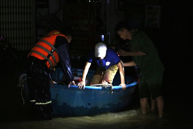 Clip, ảnh: Trắng đêm cứu người mắc kẹt trong biển nước ở Đà Nẵng-14