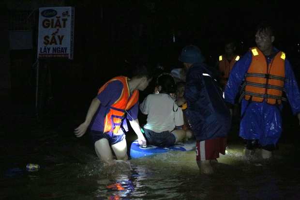 Clip, ảnh: Trắng đêm cứu người mắc kẹt trong biển nước ở Đà Nẵng-13