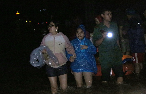 Clip, ảnh: Trắng đêm cứu người mắc kẹt trong biển nước ở Đà Nẵng-12