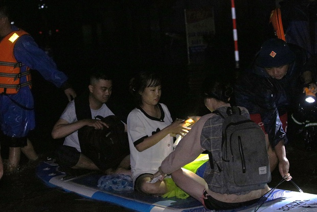 Clip, ảnh: Trắng đêm cứu người mắc kẹt trong biển nước ở Đà Nẵng-11