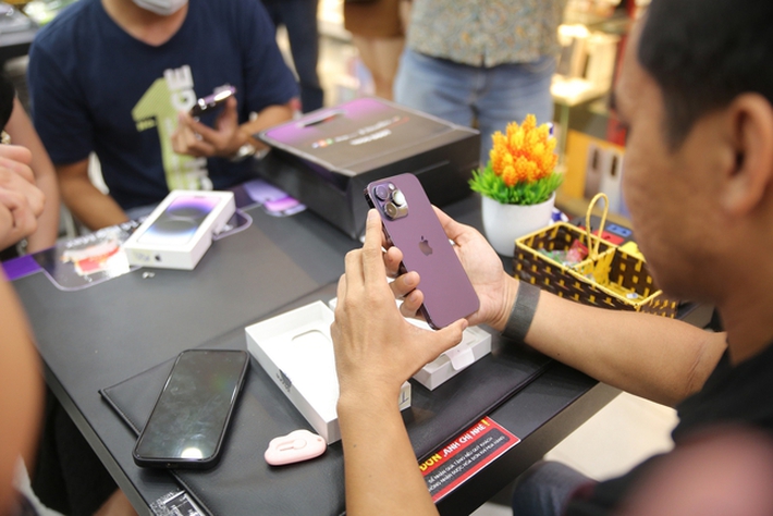 iPhone 14 ế hàng” trong ngày đầu mở bán tại Việt Nam, lý do là gì?-2