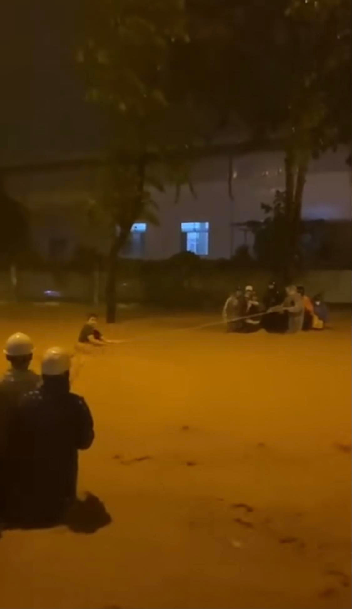 Thót tim clip em bé bị nước xiết cuốn trôi ở Đà Nẵng, CĐM cầu mong miền Trung an toàn!-3