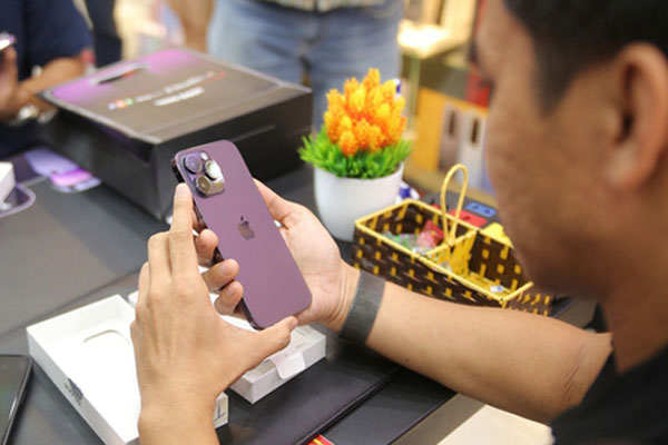 iPhone 14 Pro, Pro Max vừa về đã hết hàng, người mua phải chờ đến cuối năm-3