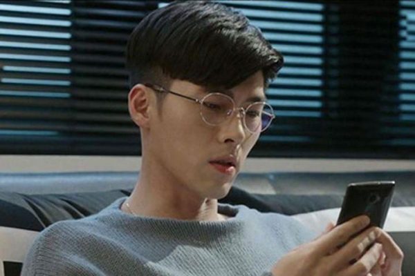 Đi làm cầm nhầm điện thoại của vợ, lúc vào Facebook em thì run rẩy trước hàng loạt bài đăng chỉ mình tôi-1