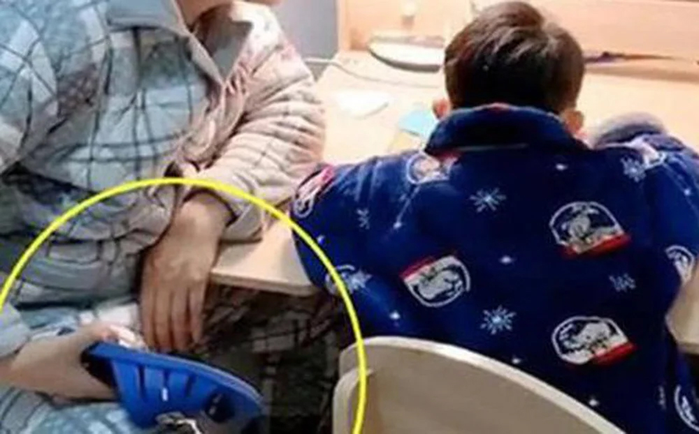 Bố gãy tay vì kèm con làm bài tập về nhà-1