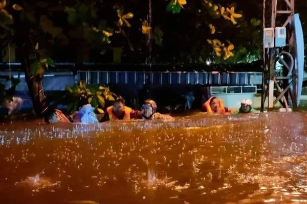 Hàng loạt tỉnh, thành phố miền Trung cho học sinh nghỉ vì mưa lũ-2