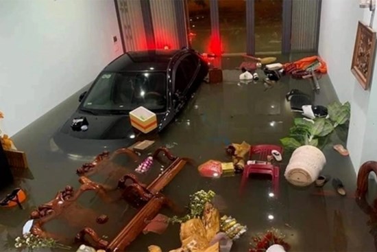 Các tỉnh miền Trung tan hoang, đồ đạc người dân bị cuốn theo mưa lũ