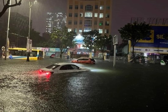 Hàng loạt tỉnh, thành phố miền Trung cho học sinh nghỉ vì mưa lũ